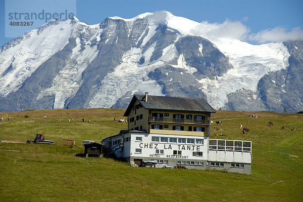 Berghütte Restaurant Chez la Tante vor gewaltigem Massiv des Mt. Blanc Hochsavoyen Haute-Savoie Frankreich