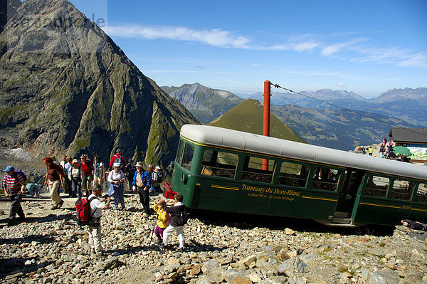 Endstation Le Nid d'Aigle der Zahnradbahn Tramway du Mont Blanc mit Zug und Menschen Hochsavoyen Haute-Savoie Frankreich