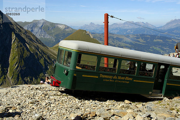Endstation Le Nid d'Aigle der Zahnradbahn Tramway du Mont Blanc mit Zug Hochsavoyen Haute-Savoie Frankreich