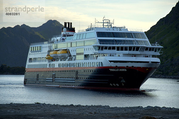 Hurtigruten Schiff Trollfjord bei der Einfahrt in den Hafen von Stamsund Lofoten Norwegen