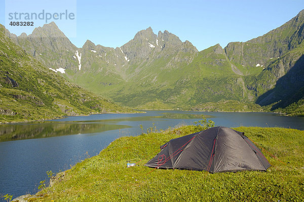 Einsames Zelt in der Wildnis mit See Agvatnet und Berg Mannen Lofoten Norwegen