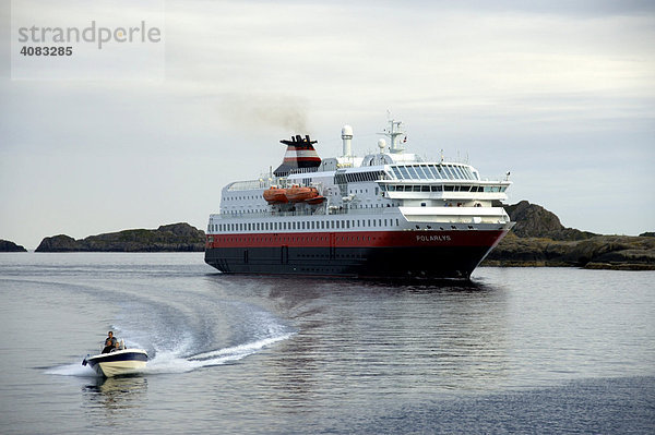 Hurtigruten Schiff Polarlys bei der Einfahrt in den Hafen von Stamsund Lofoten Norwegen