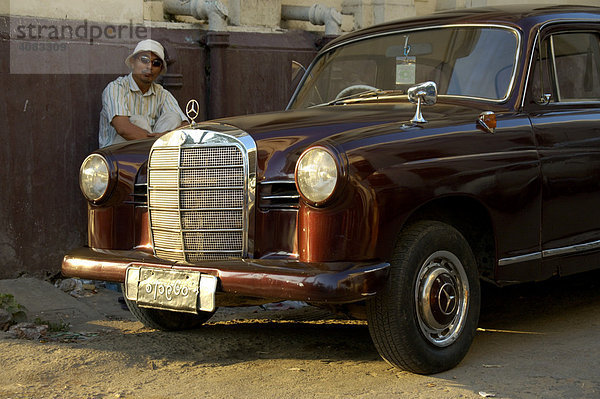 Mercedes-Benz Oldtimer in der Altstadt von Yangon Burma