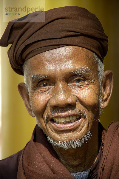 Portrait alter Mann mit Turban lächelt Shwedagon Pagode Yangon Burma