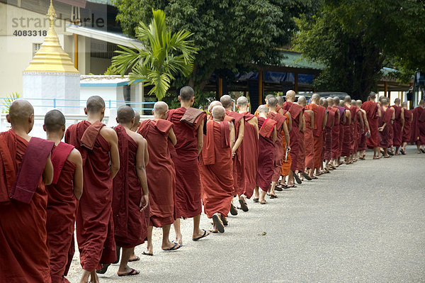 Viele buddhistische Mönche stehen in einer Schlange Mahasi Meditationzentrum Yangon Burma