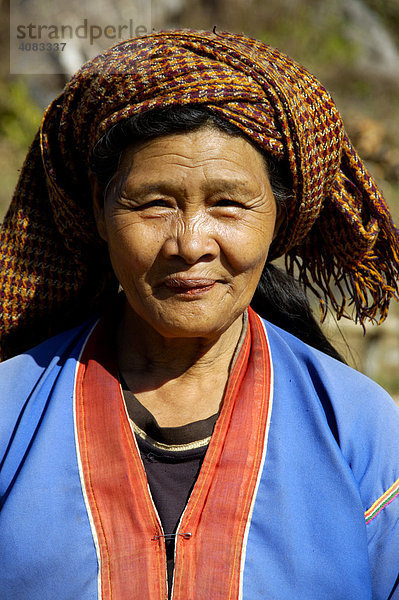 Portrait ältere burmesische Frau in Tracht der Pa-laung lächelt Yasakyi Shan State Burma