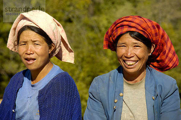 Portrait zwei burmesische Frauen in Tracht der Pa-laung lächeln Yasakyi Shan State Burma
