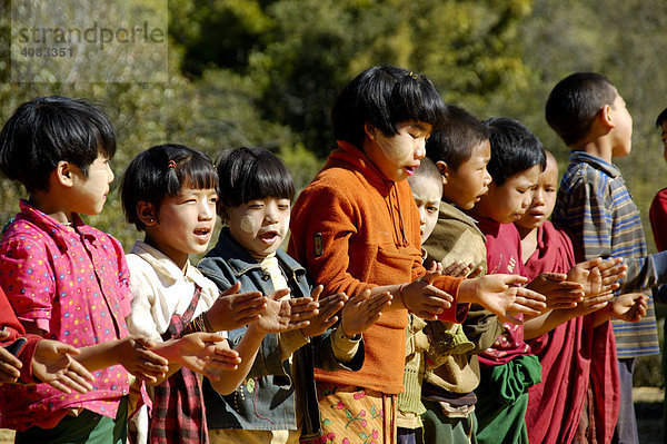 Junge Schüler einer Schulklasse in einer Reihe singen Yasakyi Shan State Burma