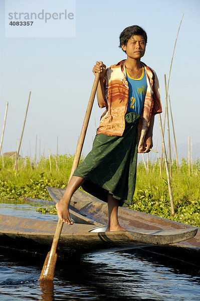 Junger Beinruderer Inle See Shan State Burma