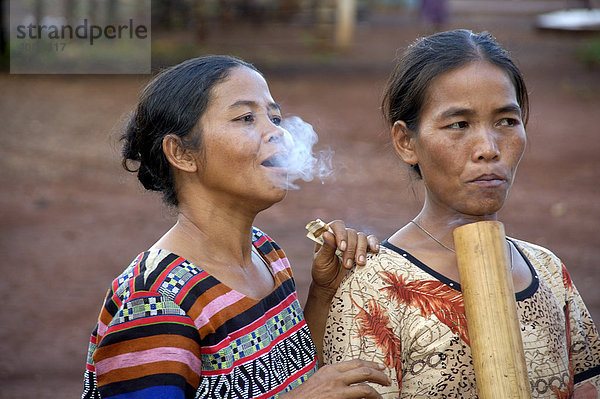 Frauen vom Volk der Katou rauchen Wasserpfeife Bolaven Bolovens Plateau bei Pakse Laos
