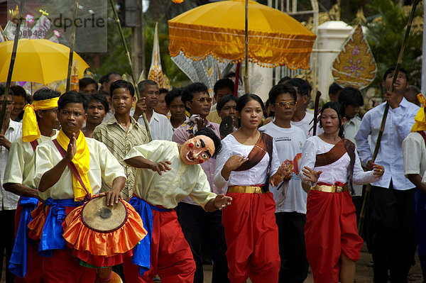 Festlicher Umzug mit Musik Maske und traditionellen Kleidern Stung Treng Kambodscha