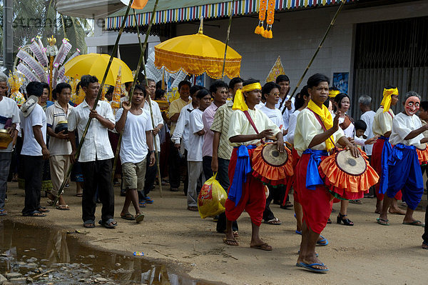 Festlicher Umzug mit Musik Schirmen und traditionellen Kleidern Stung Treng Kambodscha