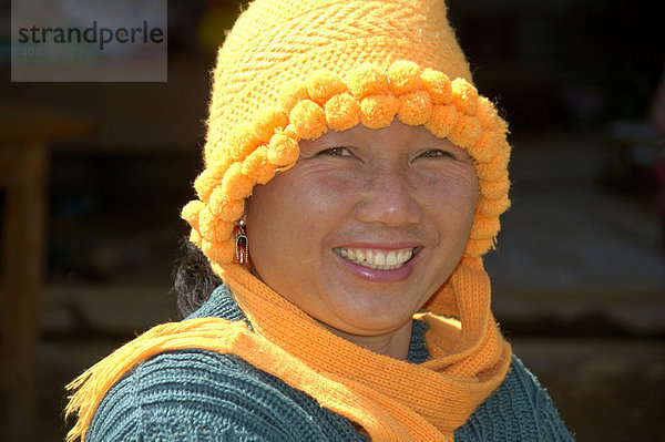 Portrait lachende Frau mit gelber Wollmütze Laos
