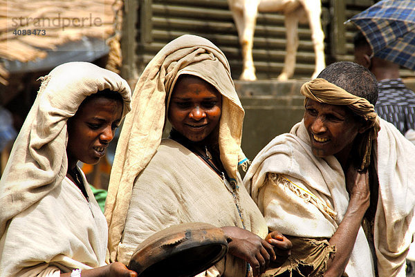 Drei Frauen beim Einkauf von Töpferware Markt in Bahir Dar Äthiopien