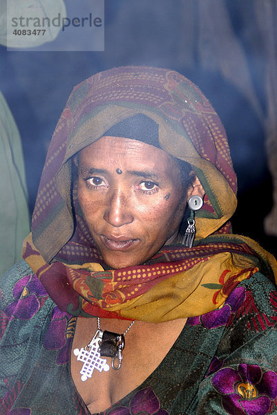 Portrait Frau mit Kopftuch und Kreuz im Rauch Geech Semien Mountains Äthiopien