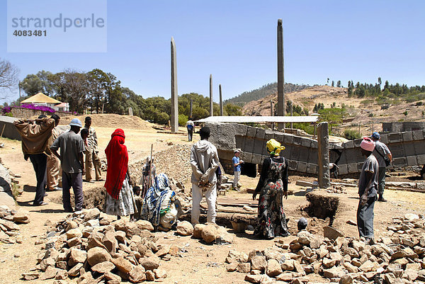 Einheimische arbeiten an archäologischen Ausgrabungen im Stelenpark Axum Äthiopien