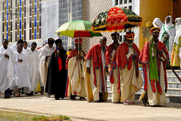 Äthiopisch orthodoxes Christentum Prozession der Priester mit bunten Schirmen um die Neue Kathedrale Axum Äthiopien