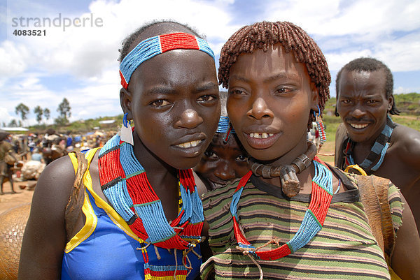 Portrait zwei junge Mädchen vom Volk der Banna mit bunten Halsketten auf dem Markt von Keyafer Äthiopien