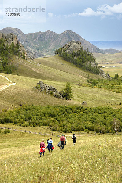 Wanderer in den sanften Hügeln des Terelij Nationalpark Mongolei