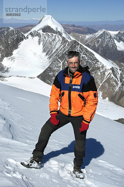 Bergsteiger auf dem schneebedeckten Gipfel des Turgen Uul Kharkhiraa Mongolischer Altai bei Ulaangom Uvs Aimag Mongolei