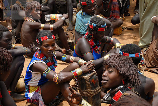 Frauen vom Volk der Hamar sitzen zusammen auf dem Markt von Dimeka Äthiopien