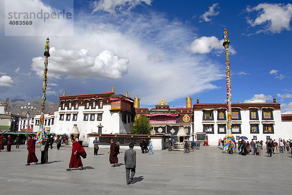 Menschen auf dem Barkhor Platz Jokhang Kora Lhasa Tibet China