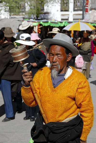 Tibeter mit Gebetsmühle in der Hand Jokhang Kora Lhasa Tibet China