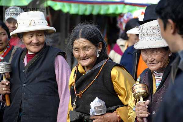 Alte tibetische Pilgerinnen mit Gebetsmühlen Jokhang Kora Lhasa Tibet China