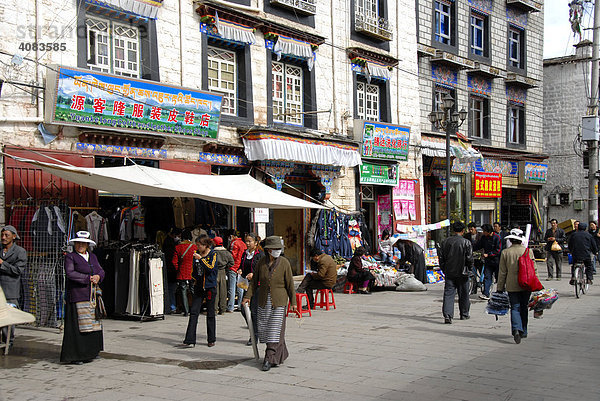 Straße in der tibetischen Atstadt Lhasa Tibet China
