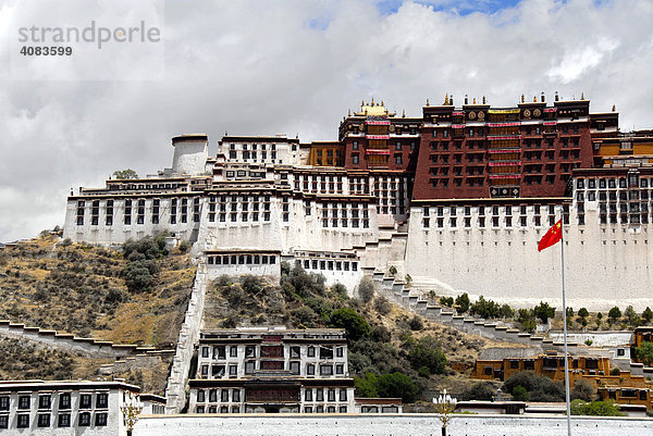 Westflanke des Potala mit Rotem Palast Lhasa Tibet China