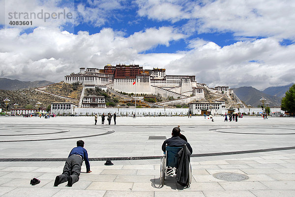 Pilger mit Rollstuhlfahrer auf dem Potala Platz vorm Palast Lhasa Tibet China