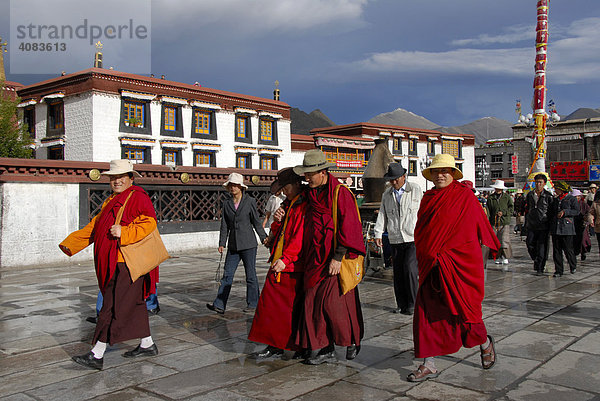 Tibetische Pilger und Mönche auf der Kora am Jokhang Tempel Lhasa Tibet China