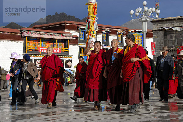 Tibetische Pilger und freundliche Mönche auf der Kora am Jokhang Tempel Lhasa Tibet China