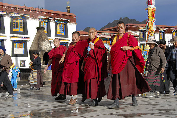 Tibetische Pilger und freundliche Mönche auf der Kora am Jokhang Tempel Lhasa Tibet China