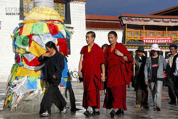 Tibetische Pilger und Mönche auf der Kora am Jokhang Tempel Lhasa Tibet China