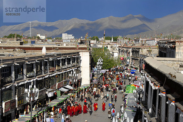 Blick von oben Tibetische Pilger und Mönche auf der Kora um den Jokhang Tempel Lhasa Tibet China