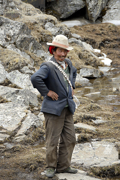 Lustiger Tibeter auf dem felsigen Chitu-La Pass 5100 m Tibet China