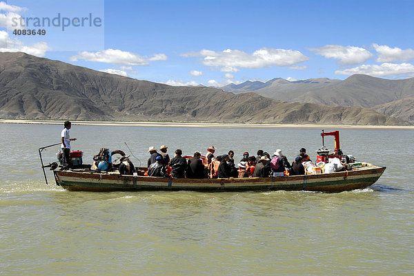 Tibetische Fähre voll beladen mit Personen über den Fluß Yarlung Tsangpo Brahmaputra beim Kloster Samye Tibet China
