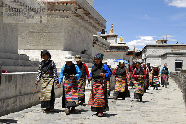 Tibetische Pilger in bunter Tracht bei der Kora im Tashilhunpo Kloster Shigatse Tibet China