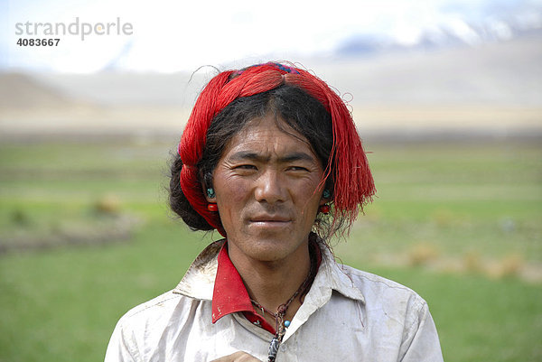Portrait junger Tibeter mit rotem Kopfschmuck bei Old Tingri Tibet China