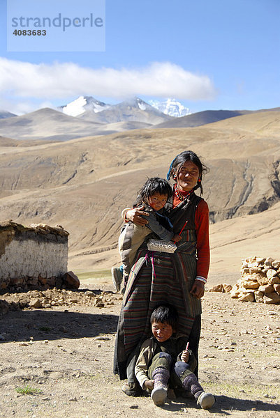 Tibetische Frau mit zwei Kindern im Dorf Zommung Mt. Everest im Hintergrund Tibet China