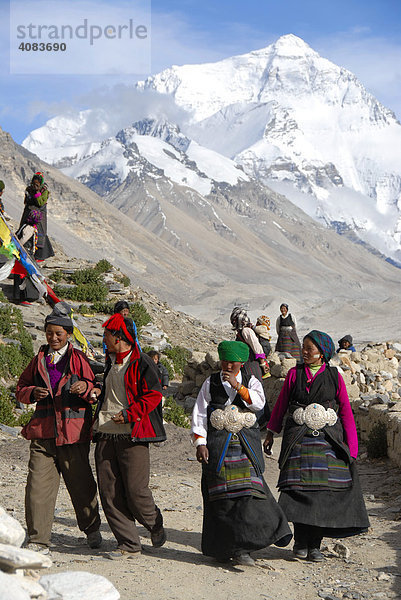 Tibetische Pilger in Tracht vor Mt. Everest am Kloster Rongbuk Tibet China