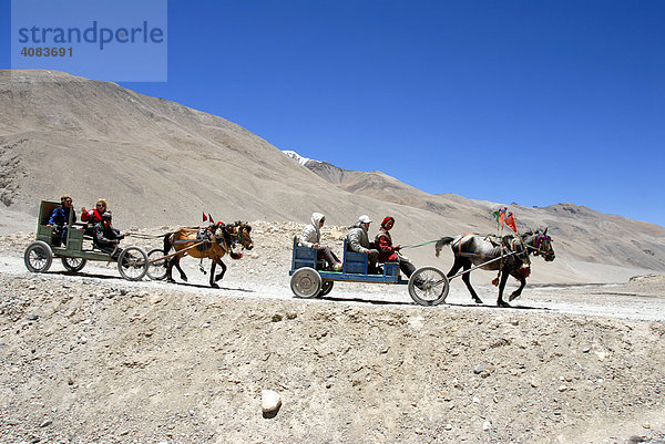 Zwei Pferdekutschen in der Steinwüste am Everest Base Camp Tibet China