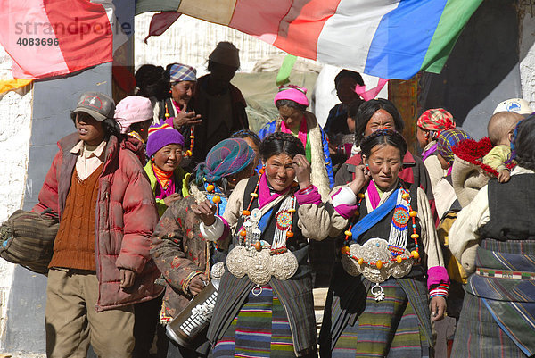 Tibetische Pilger in bunter Tracht Kloster Rongbuk Tibet China