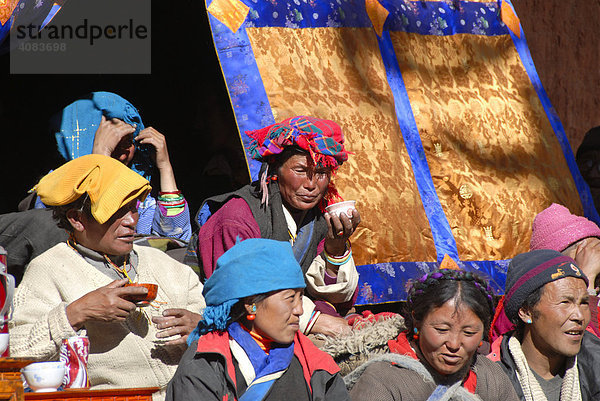 Tibetische Pilger in bunter Tracht bei Festival Kloster Rongbuk Tibet China