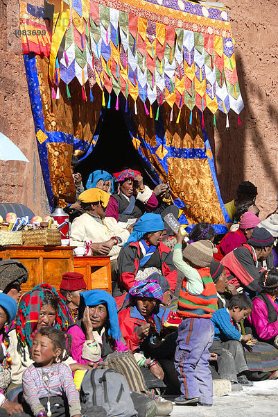 Viele Tibetische Pilger in bunter Tracht bei Festival Kloster Rongbuk Tibet China