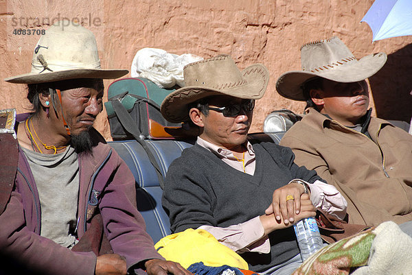 Tibetischer Pilger Männer mit Hüten als Zuschauer bei Festival in Kloster Rongbuk Tibet China