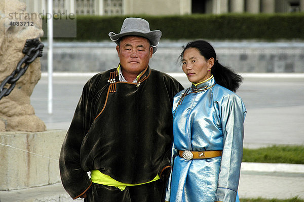 Ehepaar in mongolischer Tracht auf dem Sükhbaatar Platz Ulan Bator Mongolei