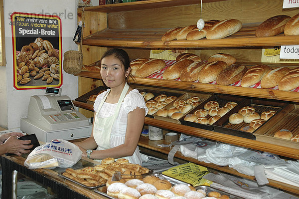 Junge mongolische Verkäuferin verkauft Brote Plakat Spezial Brote Bäckerei Sachers Ulan Bator Mongolei