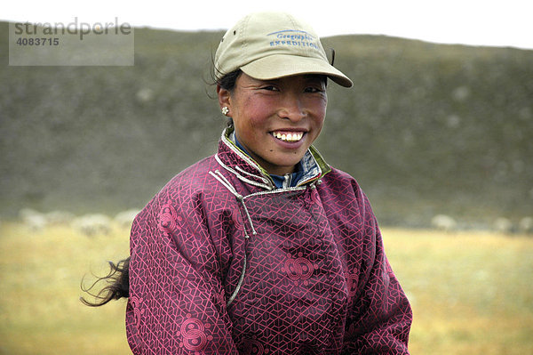Portrait Nomaden lächelnde junge Frau gekleidet in traditionellem Mantel in der Steppe Kharkhiraa Mongolischer Altai bei Ulaangom Uvs Aimag Mongolei